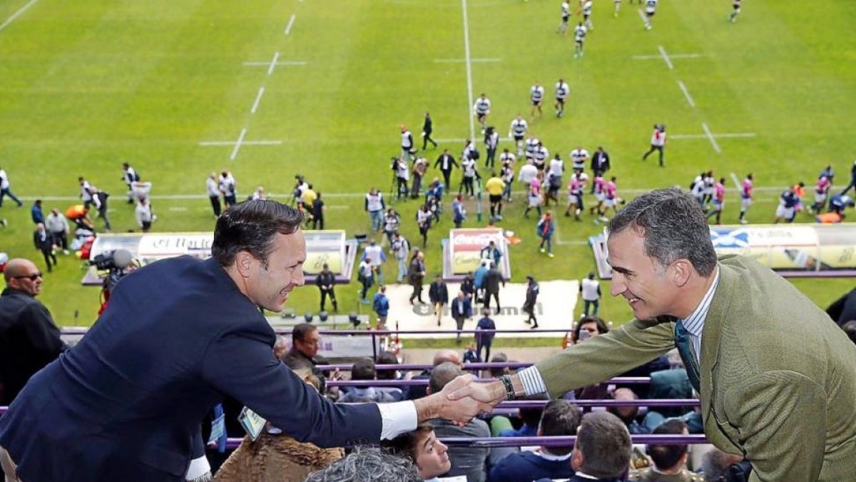 Juan Carlos Martin ‘Hansen’, presidente de El Salvador,  saluda al Rey Felipe VI a su llegada al estadio José Zorrilla.-CASA REAL