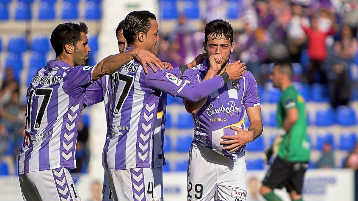 Jose celebra su gol frente al UCAM Murcia con Moyano, Míchel y De Tomás, ayer en La Condomina.-ARABA PRESS