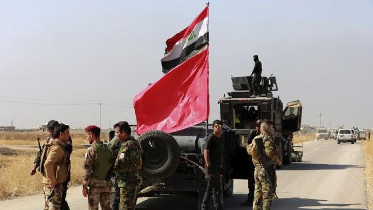 Miembros de las fuerzas especiales iraquíes preparan su avance terrestre hacia Mosul.-AHMED JALIL / EFE