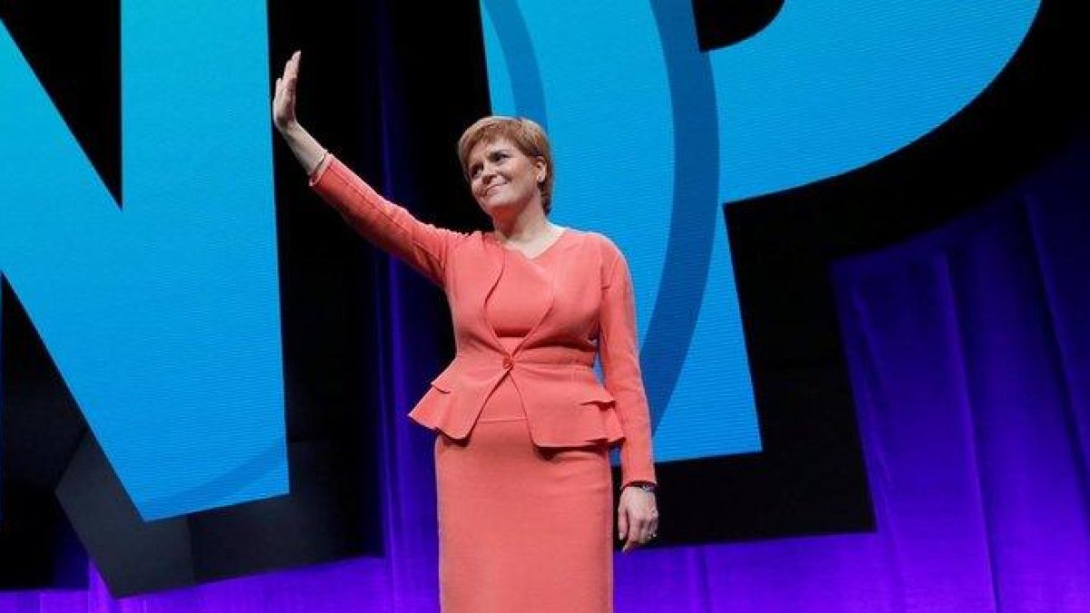 Nicola Sturgeon saluda a los congresistas del Partido Nacional Escocés, el 9 de octubre en Glasgow.-REUTERS / RUSSELL CHEYNE