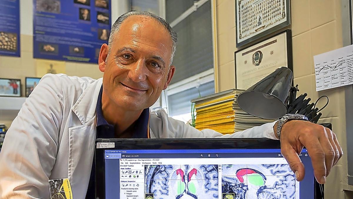 El profesor Félix J. de Paz muestra el entorno virtual en las instalaciones de la Facultad de Medicina de Valladolid.-PABLO REQUEJO