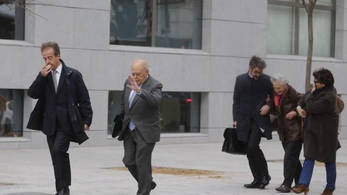 El expresident Jordi Pujol y su esposa, Marta Ferrusola, a su llegada a la Audiencia Nacional en Madrid para declarar como investigados ante el juez José de la Mata.-AGUSTÍN CATALAN