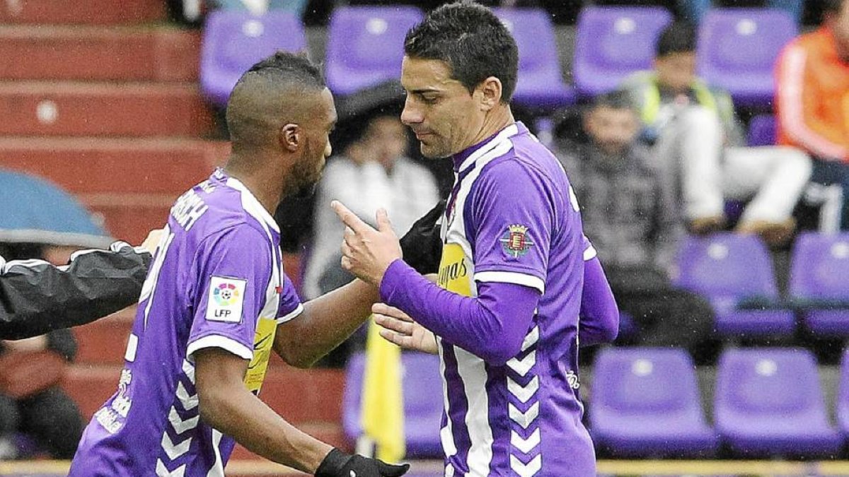 Óscar abandona el campo con gesto serio sustituido por Bergdich en el minuto 70-J.M.Lostau
