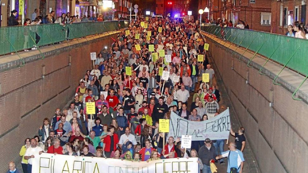 Manifestación contra el cierre del paso a nivel de La Pilarica, ayer, a su paso por el túnel de Vadillos.-J.M. Lostau