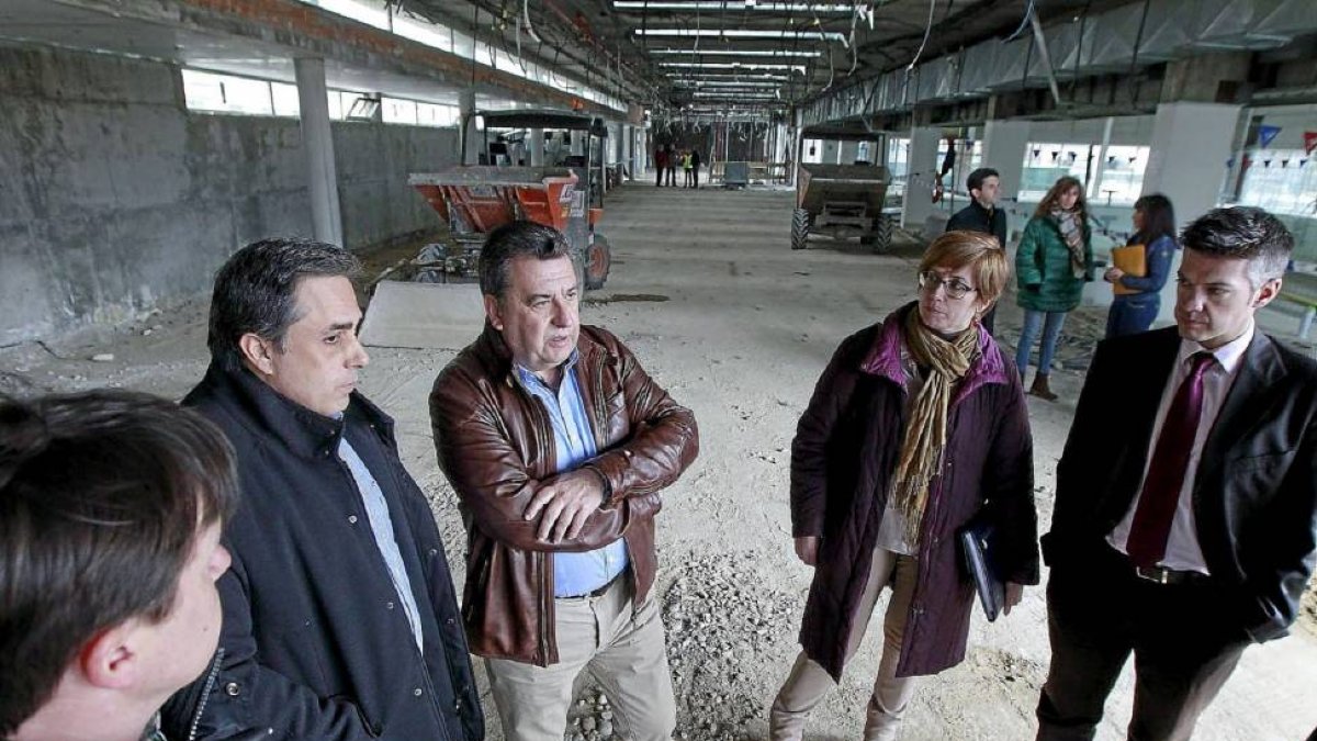 El alcalde de Arroyo de la Encomienda, José Manuel Barrio, visitó ayer las obras del centro deportivo La Almendrera. Una remodelación «necesaria» que «mejorará la vida de los vecinos», afirmó. El plazo de ejecución es de ocho meses y costará más de tres m-J.M.Lostau