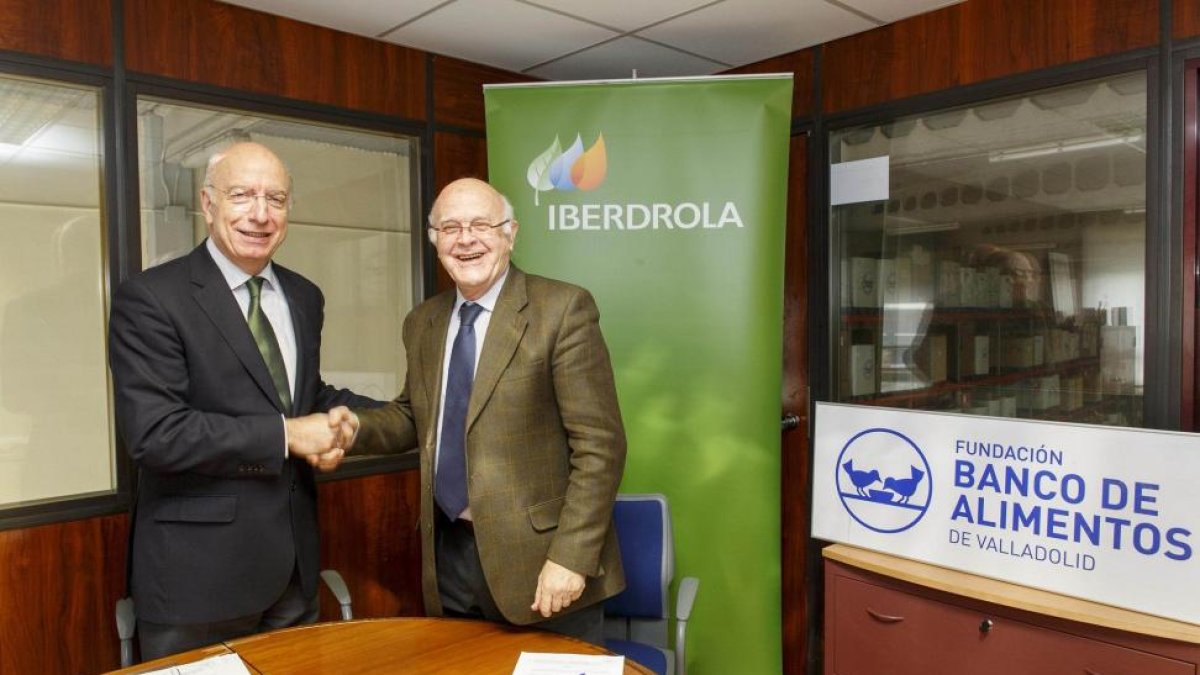 El presidente del Banco de Alimentos de Valladolid, Jesús Mediavilla (D), y el delegado de Iberdrola en Castilla y León, Joaquin Boneta (I), firman un convenio de colaboración para ayudar en la campaña de navidad-Ical