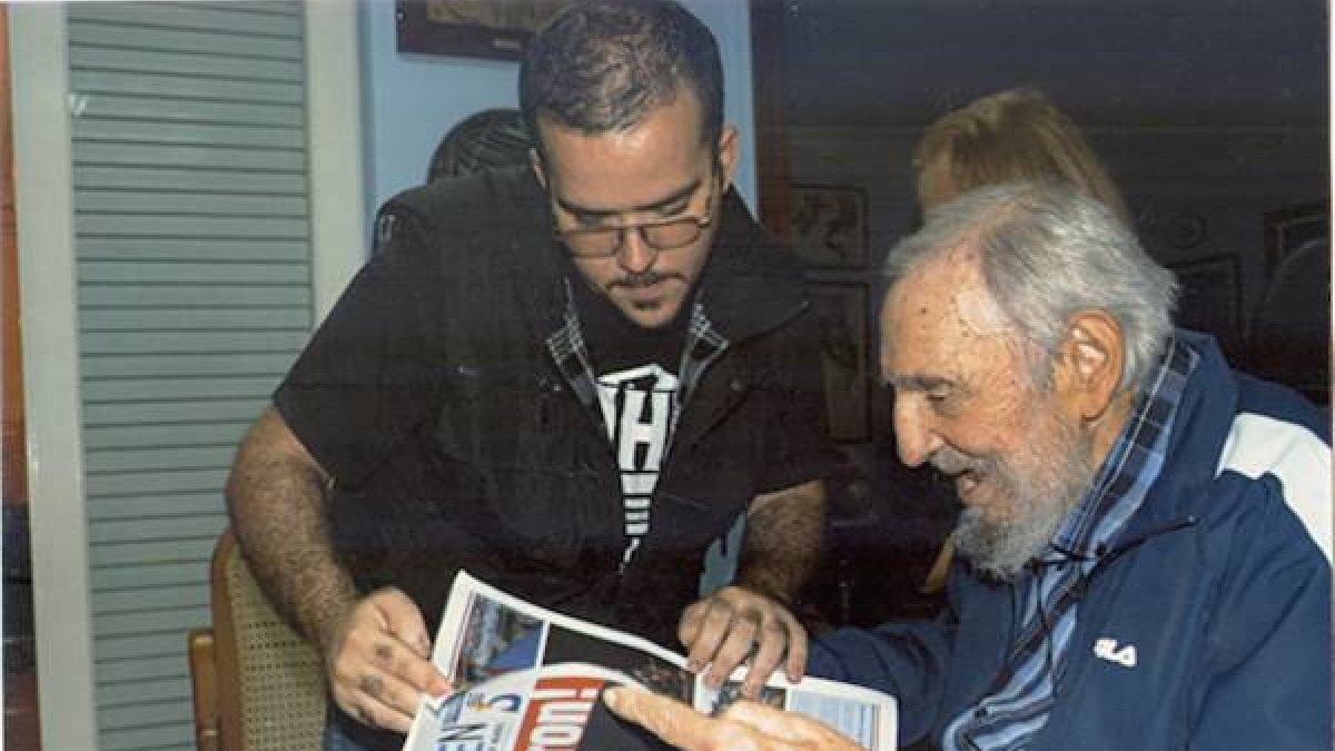 Fidel Castro, junto al dirigente estudiantil Randy Perdomo, en una imagen tomada el 23 de enero en La Habana.-Foto: REUTERS