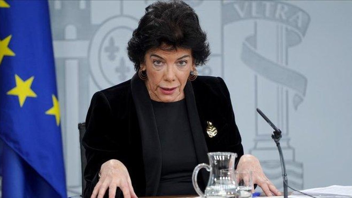 La portavoz del Gobierno, Isabel Celaá, tras el Consejo de Ministros, este viernes.-JOSÉ LUIS ROCA