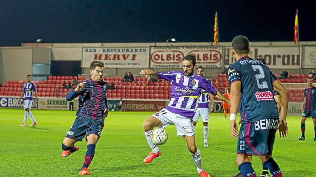 Guzmán intenta un control del balón ante la presencia de Aythami, anoche, en El Alcoraz.-Photo-deporte