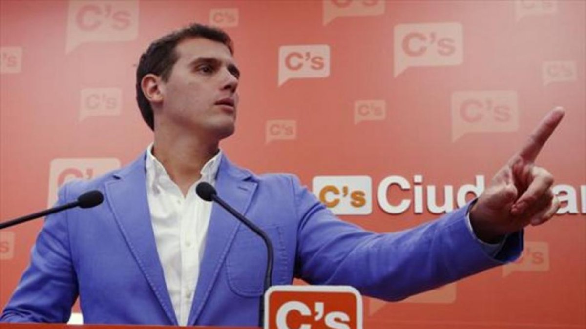 El líder de Ciudadanos, Albert Rivera, ayer, en rueda de prensa, tras la reunión de su ejecutiva nacional.-AGUSTÍN CATALÁN
