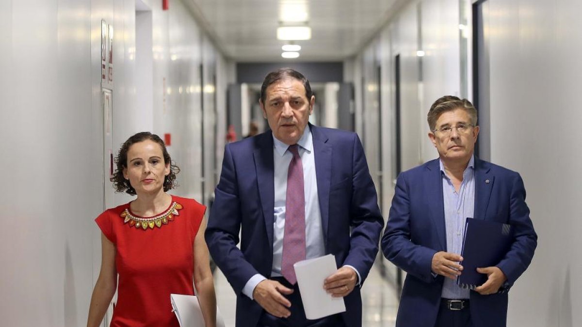 El consejero de Sanidad, Antonio María Saéz, informa sobre las inversiones en equipamiento sanitario en Castilla y León junto al gerente, Rafael López, y la directora general de Infraestructuras, Susana García.-ICAL