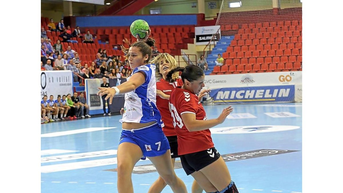 Eli Cesáreo se dispone a lanzar en el partido frente al Zuazo.-R. FERNÁNDEZ