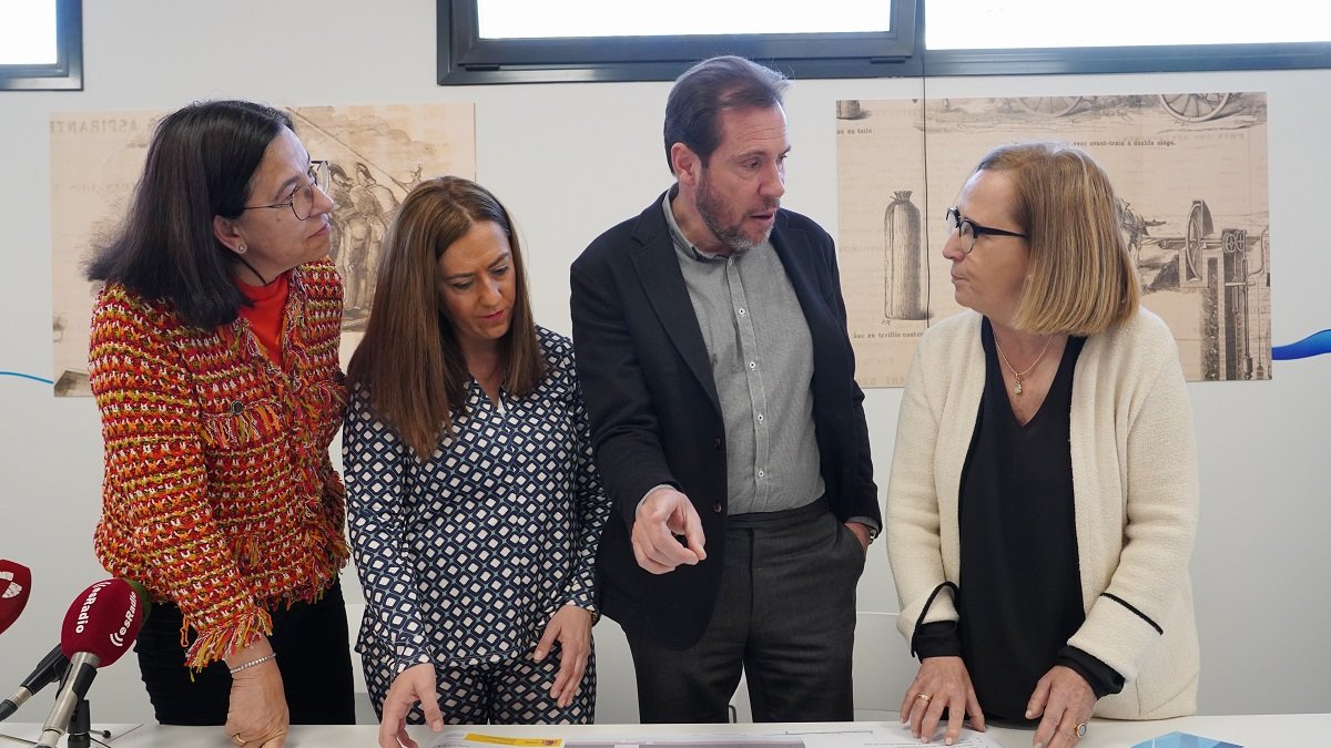 La subdelegada Alicia Villar; la delegada del Gobierno en Castilla y León, Virginia Barcones; la presidenta de la Confederación Hidrográfica del Duero, María Jesús Lafuente, y el alcalde de Valladolid, Óscar Puente, presentan el proyecto de recuperación y mejora de la calle Canal. - ICAL