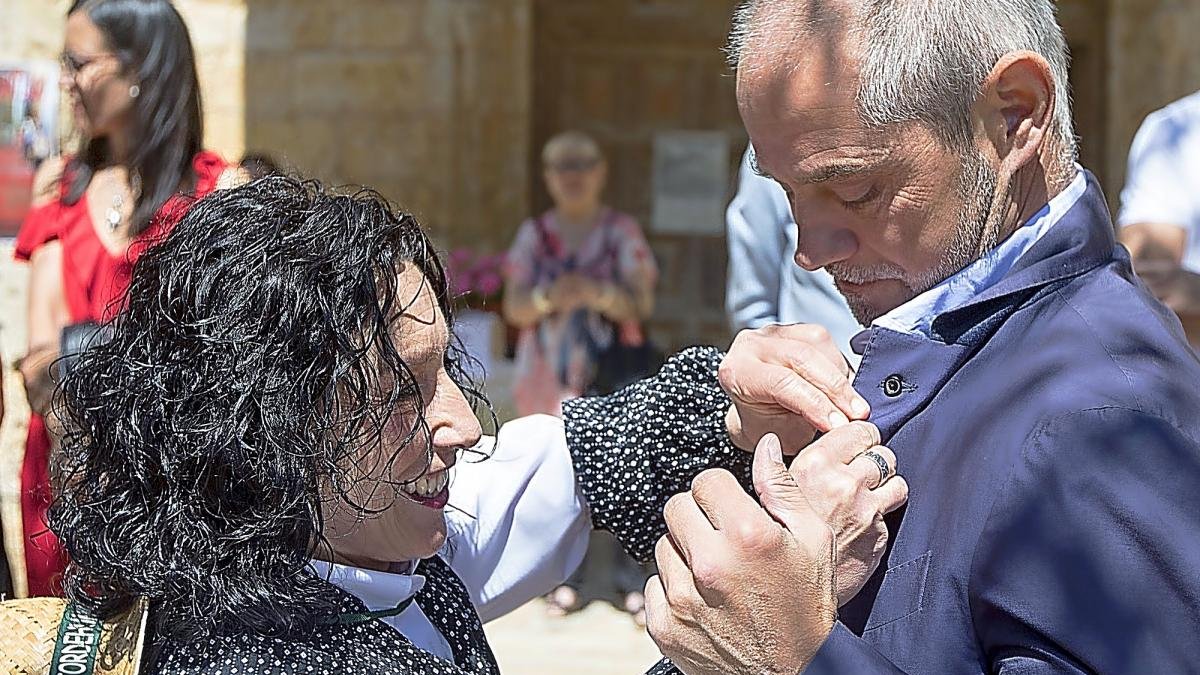 Víctor Caramanzana recibe un pin del escudo de Tordehumos, en los momentos previos a su discurso inaugural.-REPORTAJE GRÁFICO: JOSÉ C. CASTILLO / PHOTOGENIC