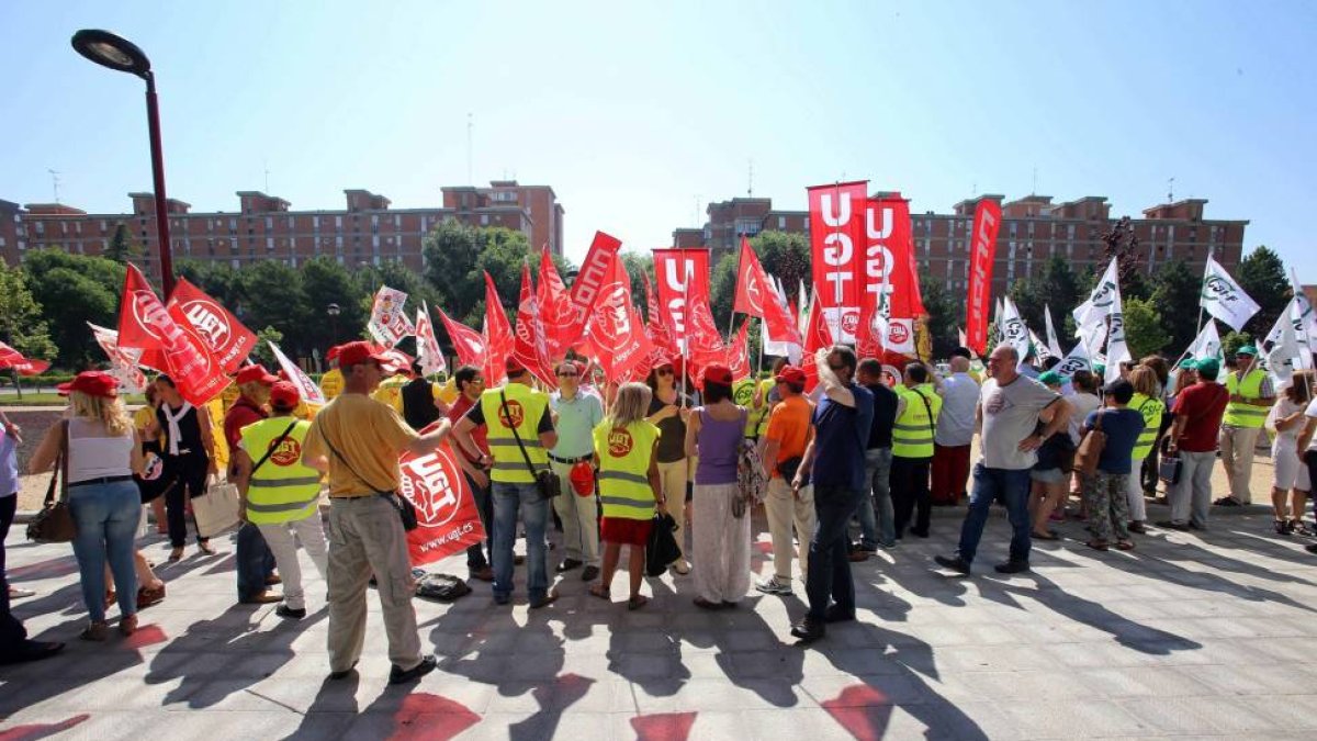 Concentración de delegados de Correos de Asturias y Castilla y León se concentran en la sede de Hacienda-ICAL