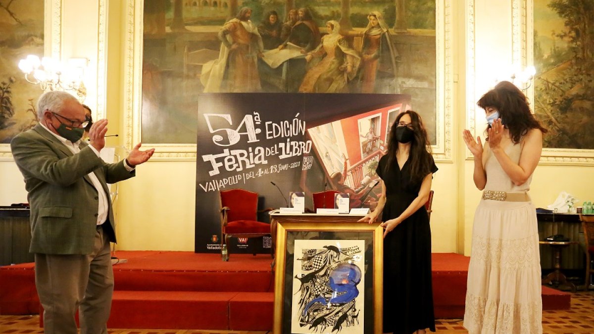 La escritora salmantina Pilar Fraile recibe el Premio de la Crítica, durante la 54 Feria del Libro de Valladolid. - ICAL