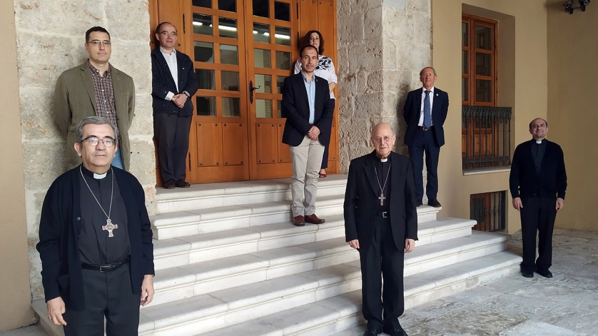 Constitución del Servicio de Atención a Víctimas de Abusos creado por la Iglesia de Valladolid. Las cinco personas que integran la comisión en este primer trienio son, de izquierda a derecha, Luis Argüello, Diego Velicia, Javier Mínguez (secretario-canciller), Ricardo Blázquez, Antonio Rodríguez, Mónica Campos, Feliciano Trebolle y Roberto Pérez. - ICAL