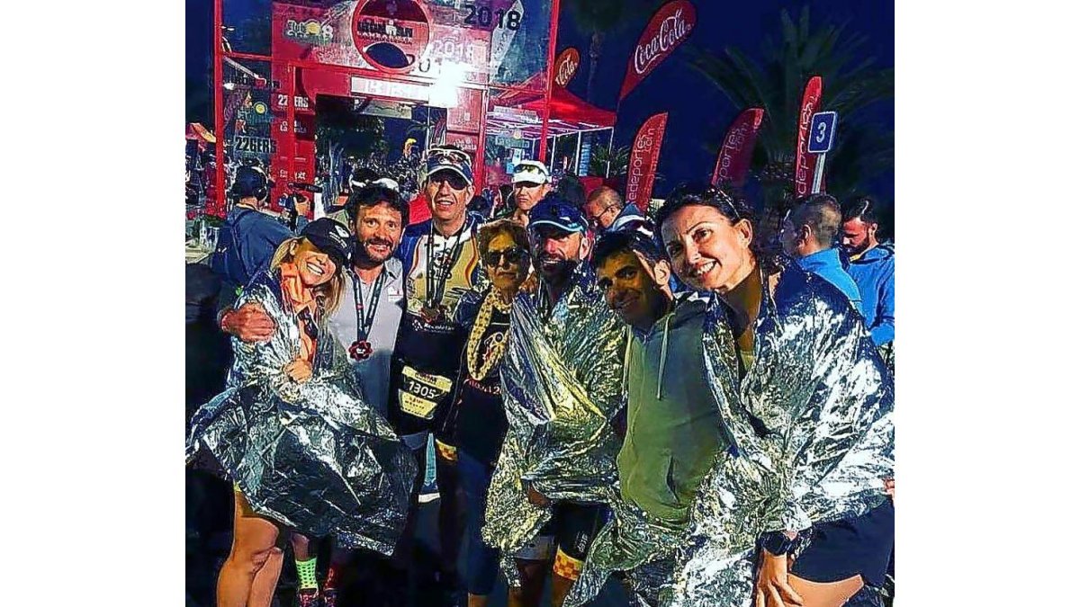 Los cuatro vallisoletano posan en la línea de meta tras concluir el Ironman de Lanzarote.-EL MUNDO