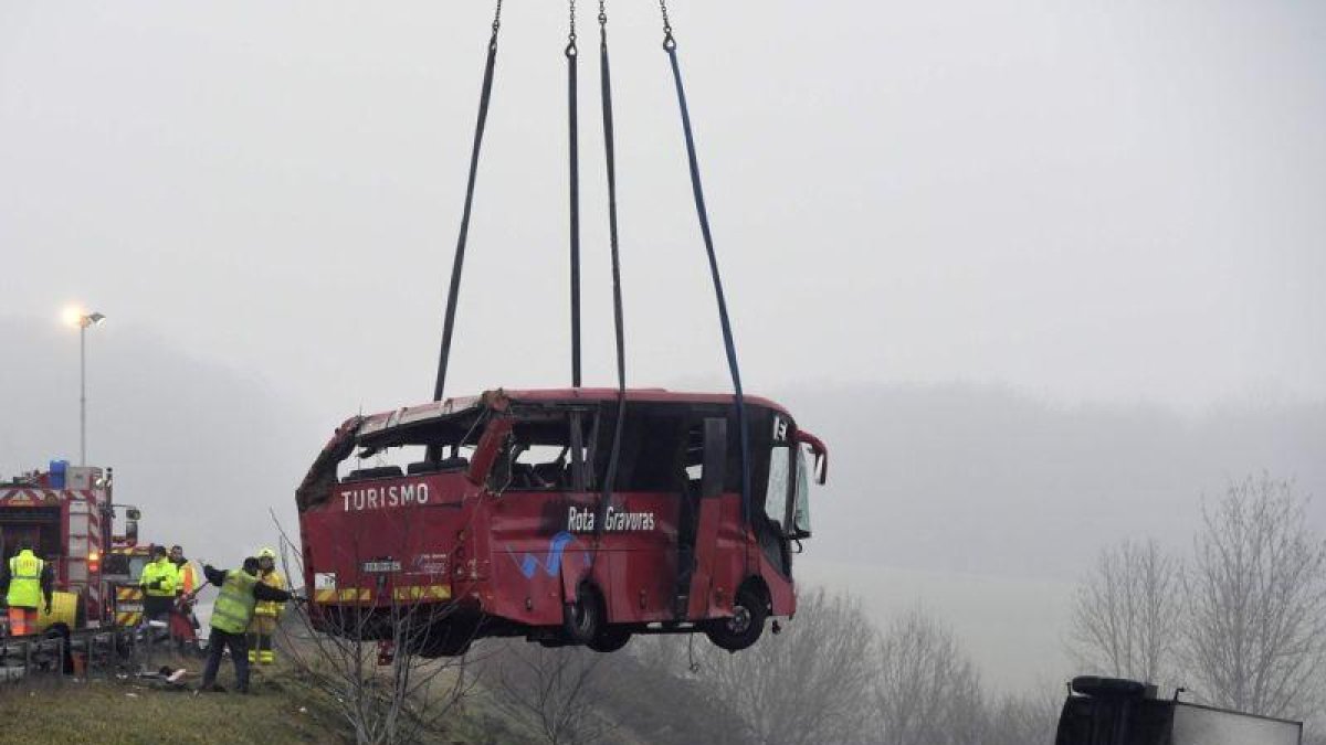 Tareas de rescate en el accidente de un autocar en Francia.-AFP / PHILIPPE DESMAZES