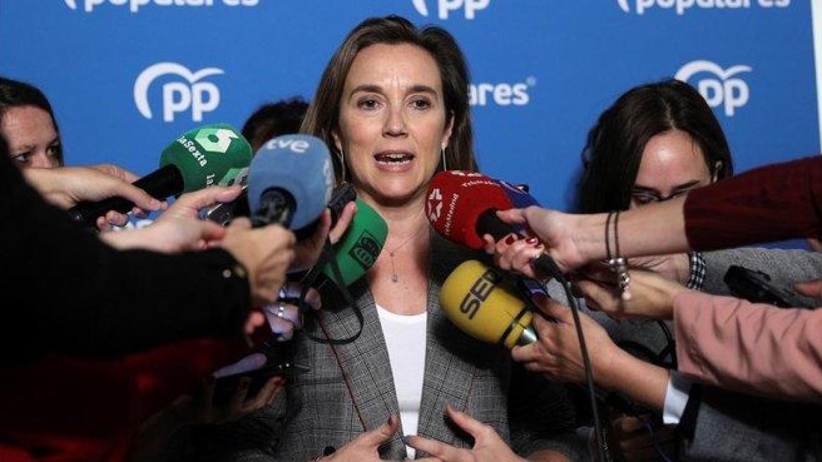 La vicesecretaria de política social del PP, Cuca Gamarra, en un canutazo con periodistas este lunes.-EFE / RODRIGO JIMÉNEZ