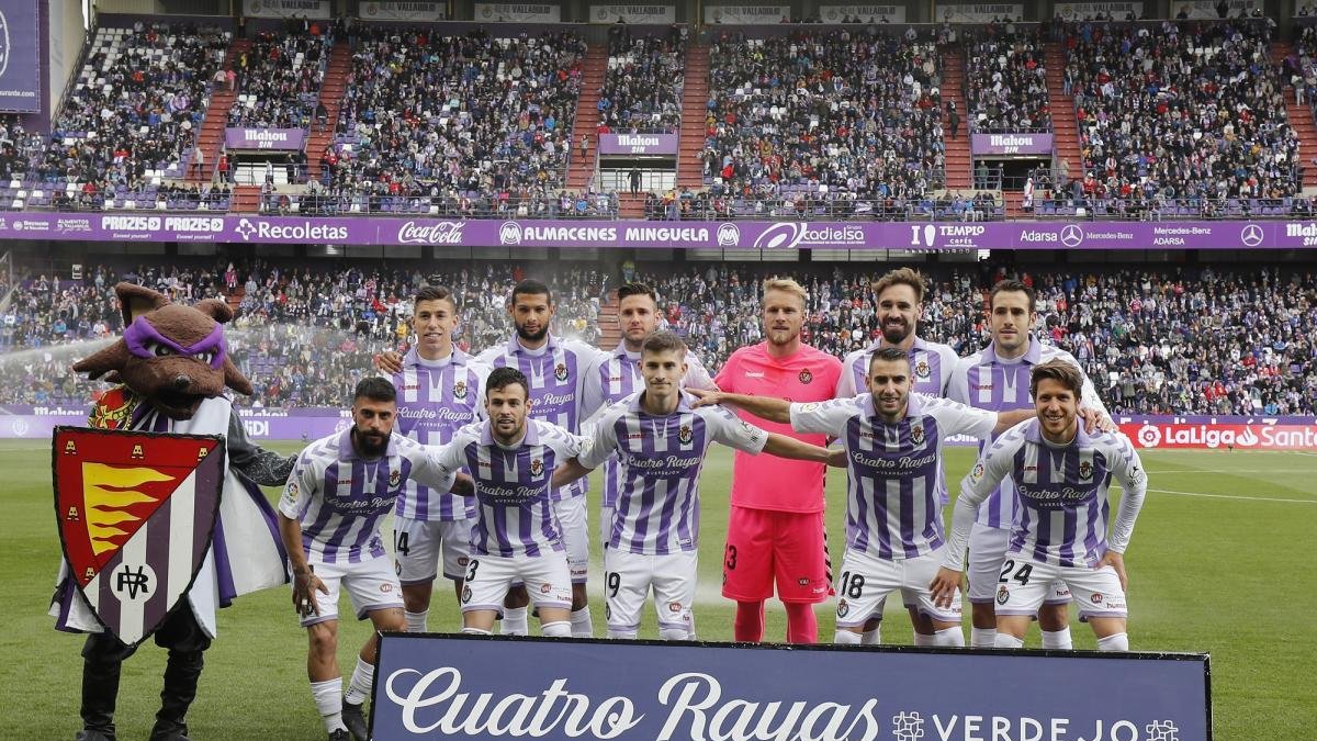 Once inicial del Real Valladolid frente al Valencia. Arriba, de izquierda a derecha: Alcaraz, Joaquín, Cop, Yoel, Borja y Kiko Olivas; en la fila de abajo: Verde, Moi, Toni, Antoñito y Keko.-J. M. LOSTAU