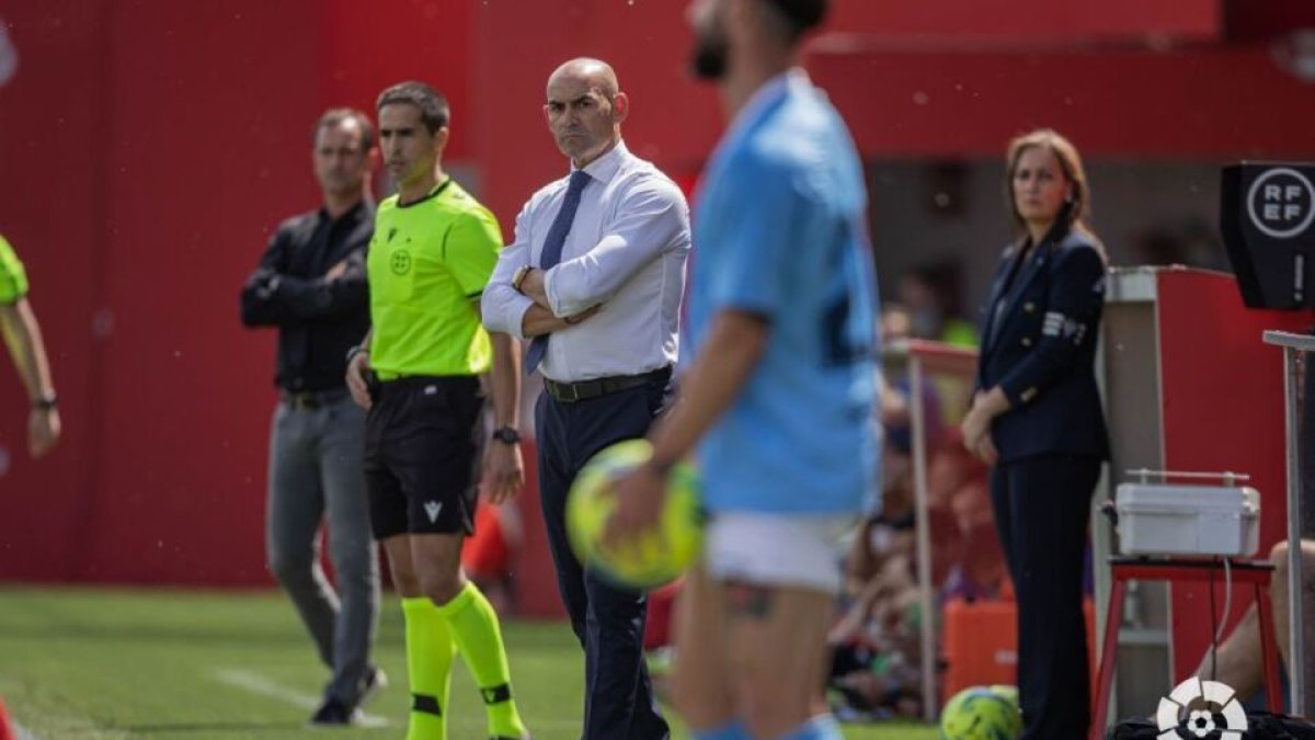 Jémez, enfadado, en la banda de Anduva tras caer ante el Mirandés. / LA LIGA
