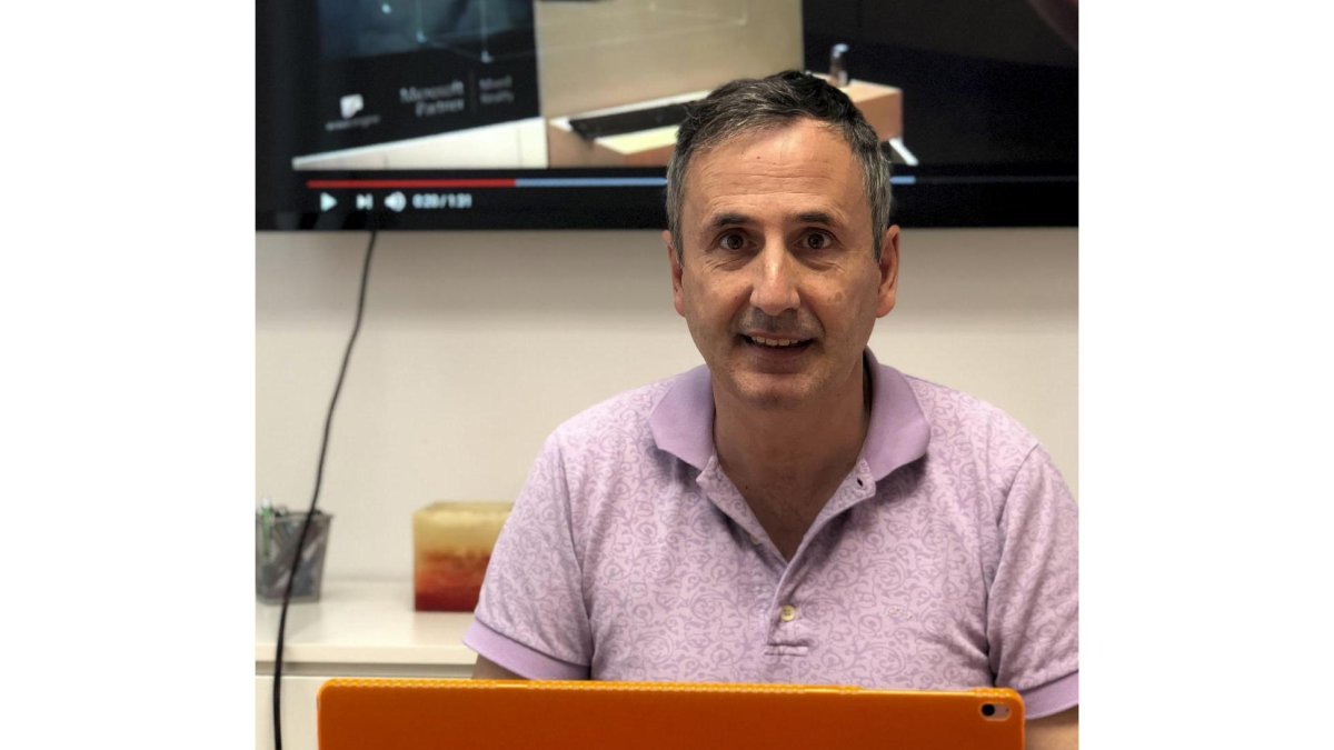 Pablo Peláez, CEO de la empresa leonesa Plain Concepts, con el sistema de realidad aumentada.-EL MUNDO