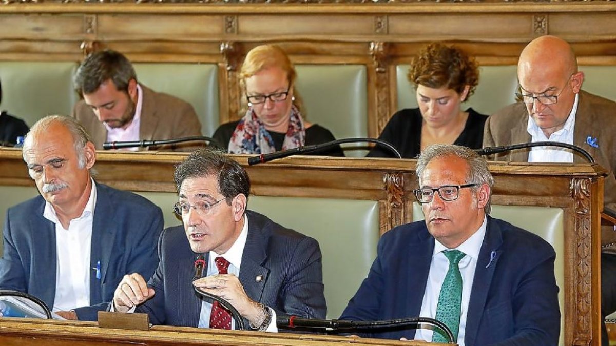 Jesús Enríquez interviene en el pleno mientras Martínez Bermejo escucha con semblante serio.-J.M. LOSTAU