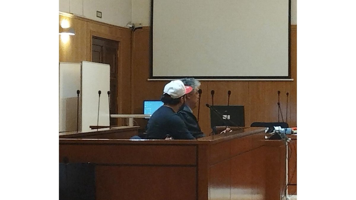 El condenado, con una gorra y de espaldas, ocupa el banquillo de la Audiencia de Valladolid durante la vista de conformidad celebrada este miércoles. -EP