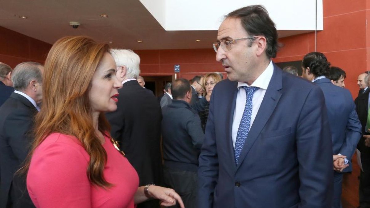 La presidenta de las Cortes, Silvia Clemente, junto al alcalde de Palencia, Alfonso Polanco.-ICAL