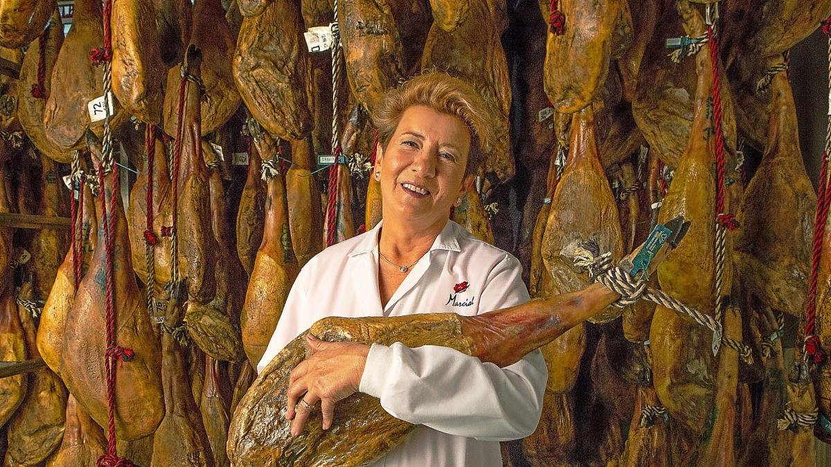 Clotilde Sánchez, en uno de los secaderos de su fábrica de Guijuelo (Salamanca), con una pieza de jamón ibérico.-ARGICOMUNICACIÓN