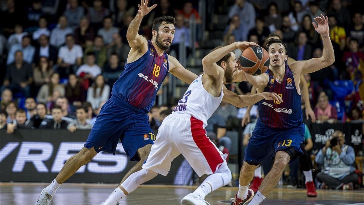 Los azulgranas Oriola y Heurtel presionan a Nacho Rodríguez, base del CSKA, en el partido de Euroliga jugado el pasado enero /-JORDI COTRINA