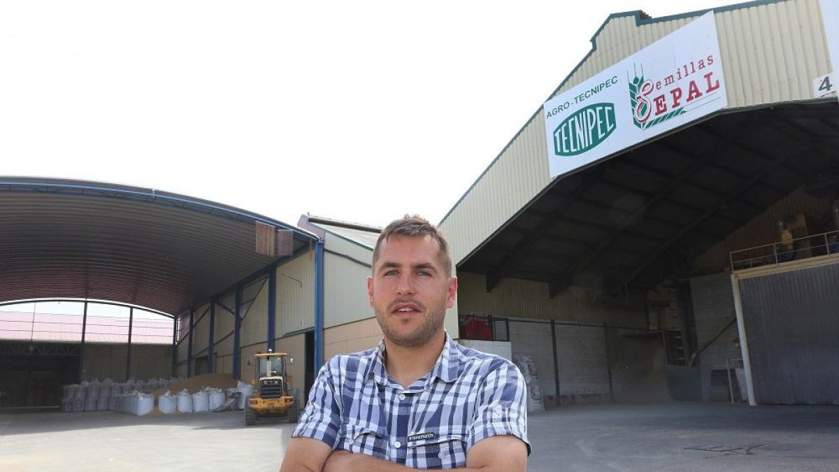Daniel Cuesta, en la planta de selección de semillas en Grijota (Palencia)del grupo Tecnipec.-MANUEL BRÁGIMO