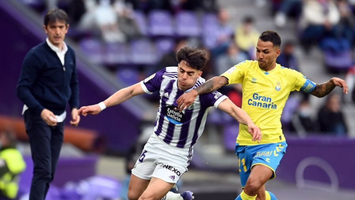 Aguado es presionado por Viera ante la mirada de Pacheta. / LA LIGA