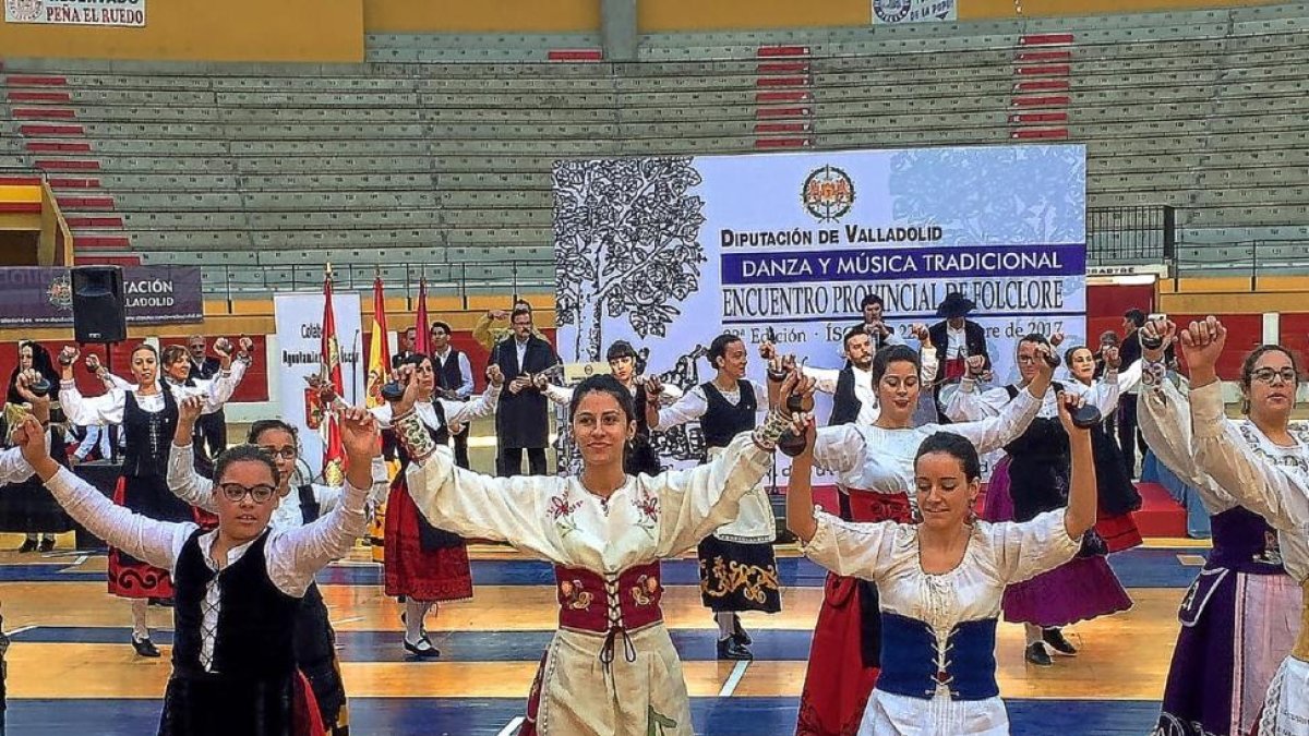 Una de las actuaciones en el Encuentro Provincial de Folclore celebrado ayer en Íscar.-EM