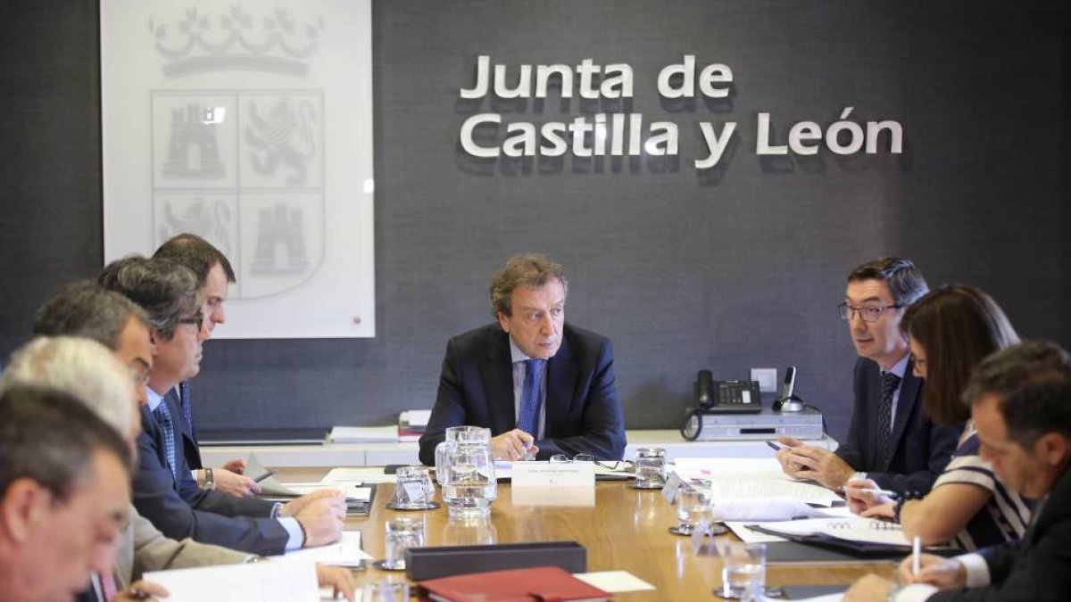 El consejero de la Presidencia, José Antonio de Santiago-Juárez, se reúne con los delegados territoriales antes de la presentación de la campaña contra incendios forestales 2015.-ICAL