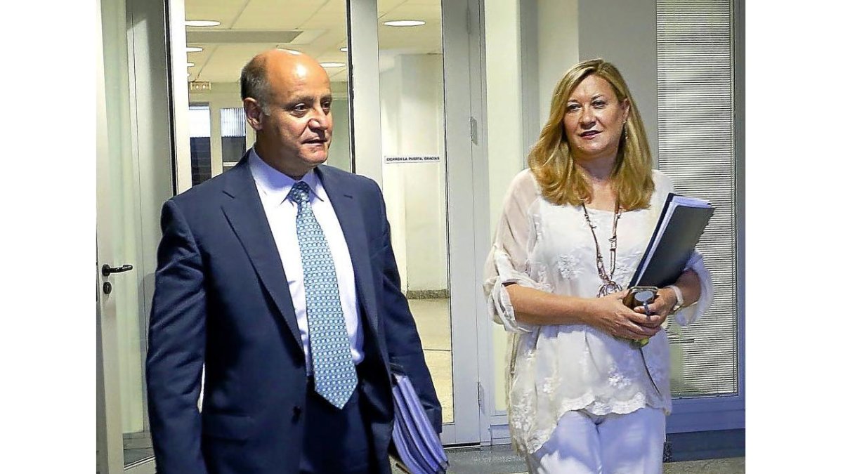 Armando Baeta y Pilar del Olmo, ayer, antes de la presentación de la contabilidad regional.-ICAL