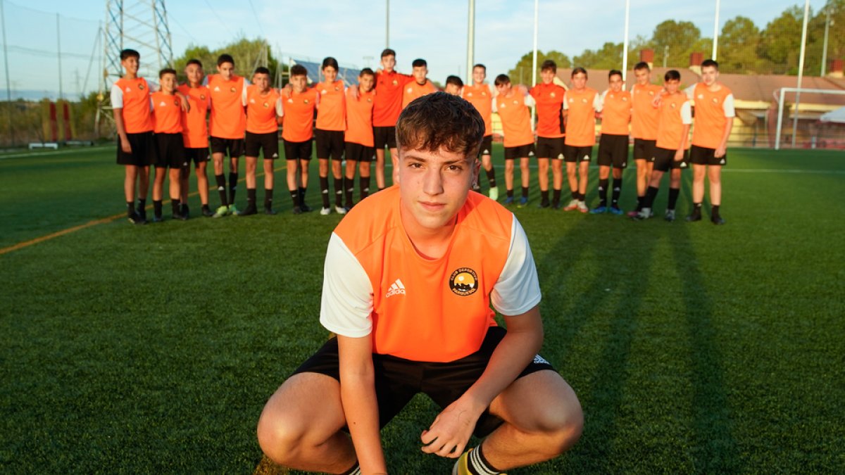 Borja, jugador infantil del Parquesol con sus compañeros. / LOSTAU