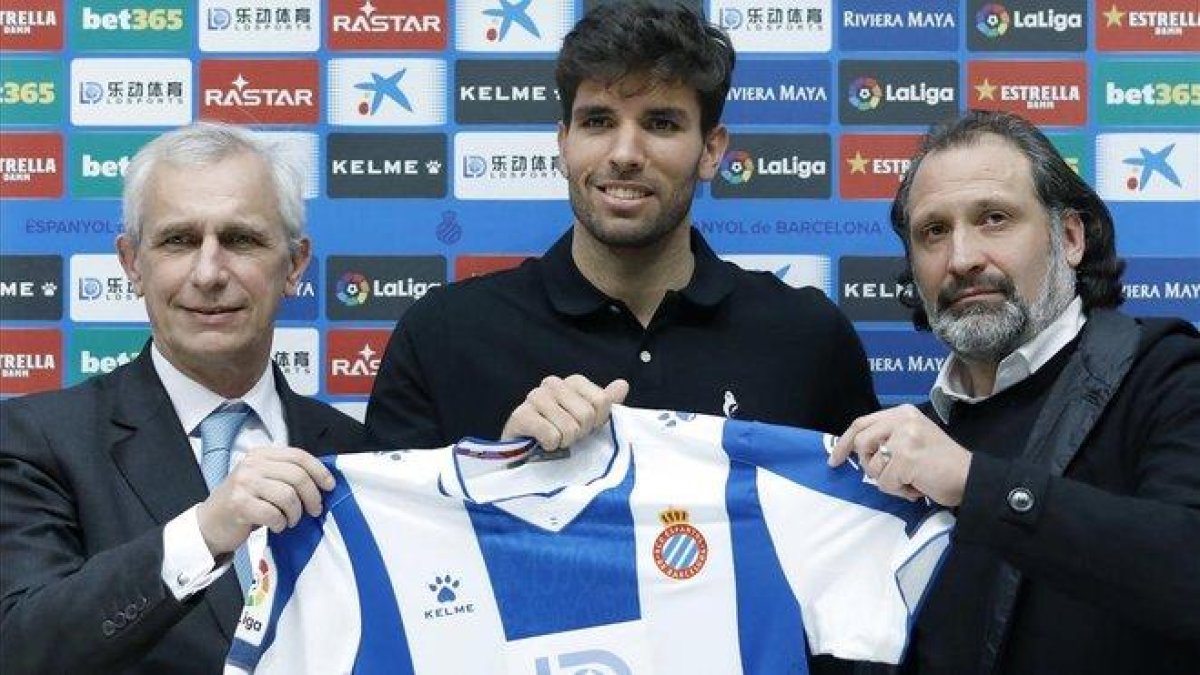 Cabrera, entre el vicepresidente García Pont y Rufete, director de fútbol, este lunes en su presentación en Cornellà. Cabrera, entre el vicepresidente García Pont y Rufete, director de fútbol, este lunes en su presentación en Cornellà.-EFE