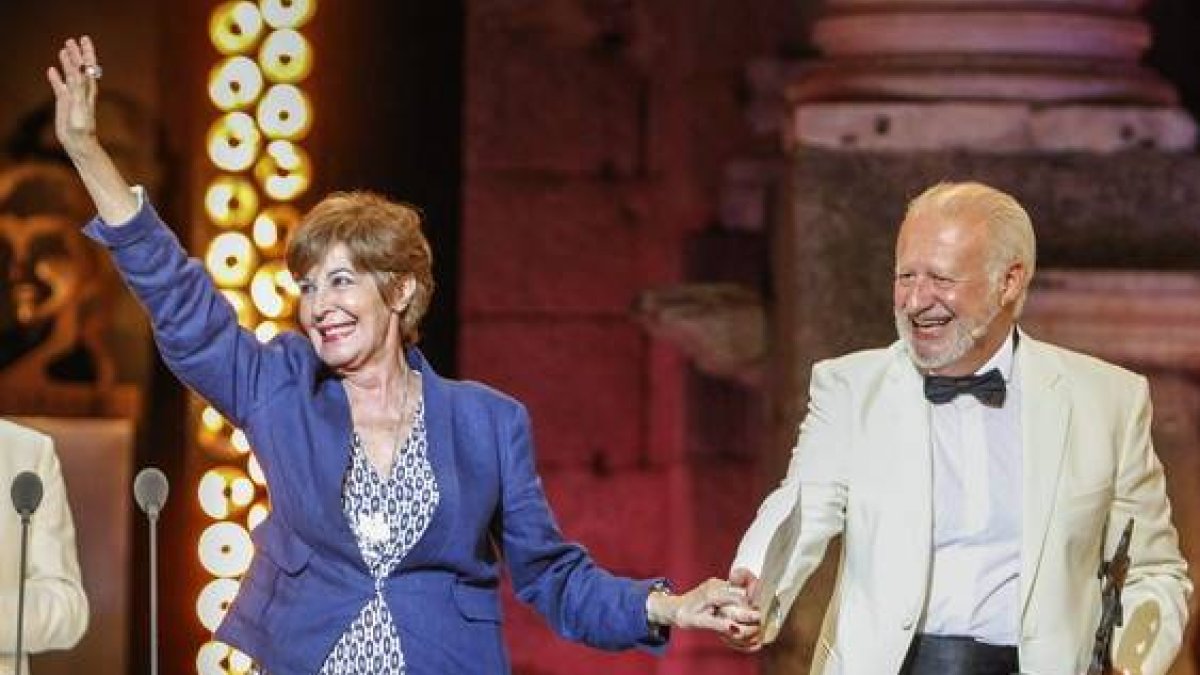 Concha Velasco recibe un premio Ceres de la mano de juan Echanove-Foto: EFE