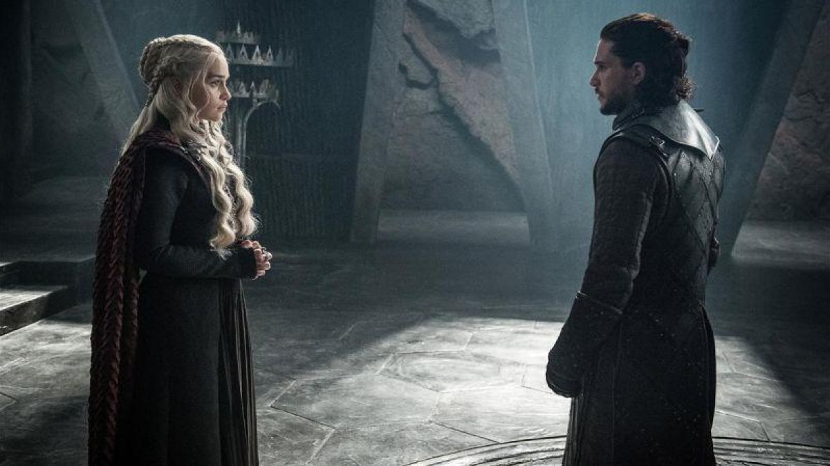 Los actores Emilia Clarke (como Daenerys Targaryen) y Kit Harington (Jon Snow), en la serie de la cadena HBO Juego de tronos.-HELEN SLOAN