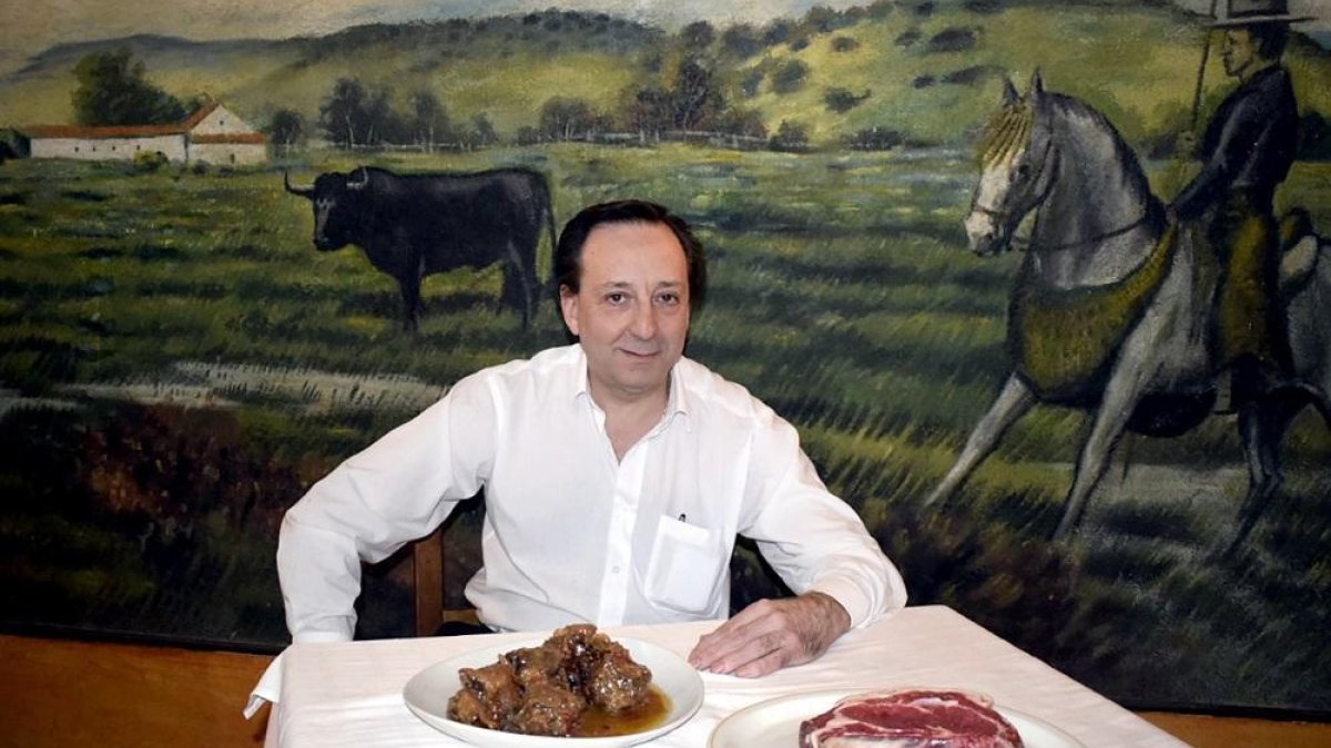 Teo en el comedor del restaurante decorado con motivos taurinos en Boadilla, en el cruce de Fuentes de San Esteban.-