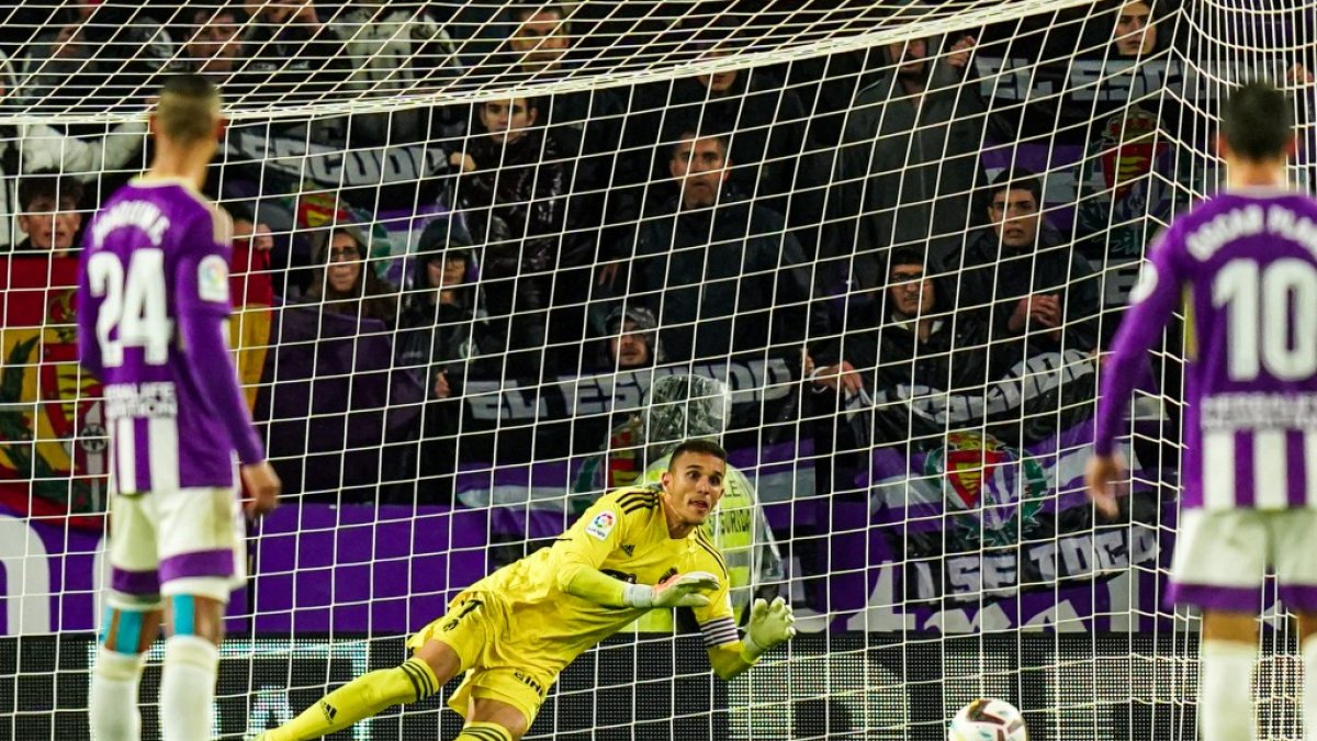 Masip adivina la trayectoria del penalti ejecutado por Aspas. / RVCF