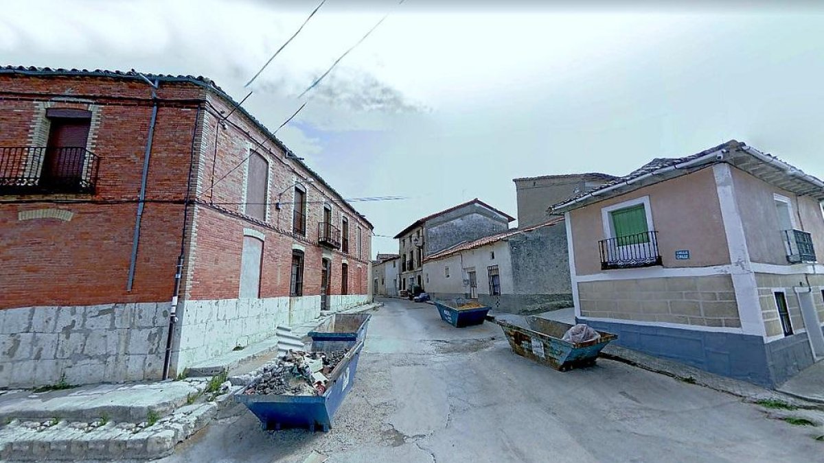 Contenedores junto a viviendas en obras en la calle Cruz de Tiedra, una de las incluidas en el Área de Rehabilitación Urbana.-GGL SW