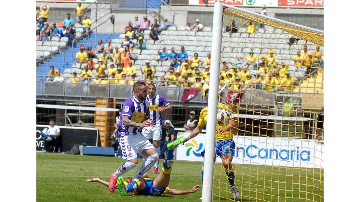 Roger observa cómo entra el balón en la portería de Las Palmas en el partido del pasado 26 de abril.-Photo-deporte