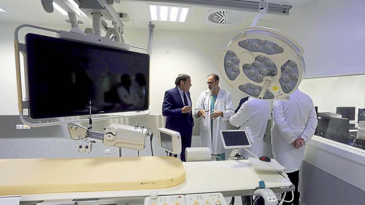 El consejero de Sanidad, Antonio Sáez, junto a varios médicos del Hospital Clínico, visitan la nueva unidad de cuidados cardiológicos agudos.-ICAL