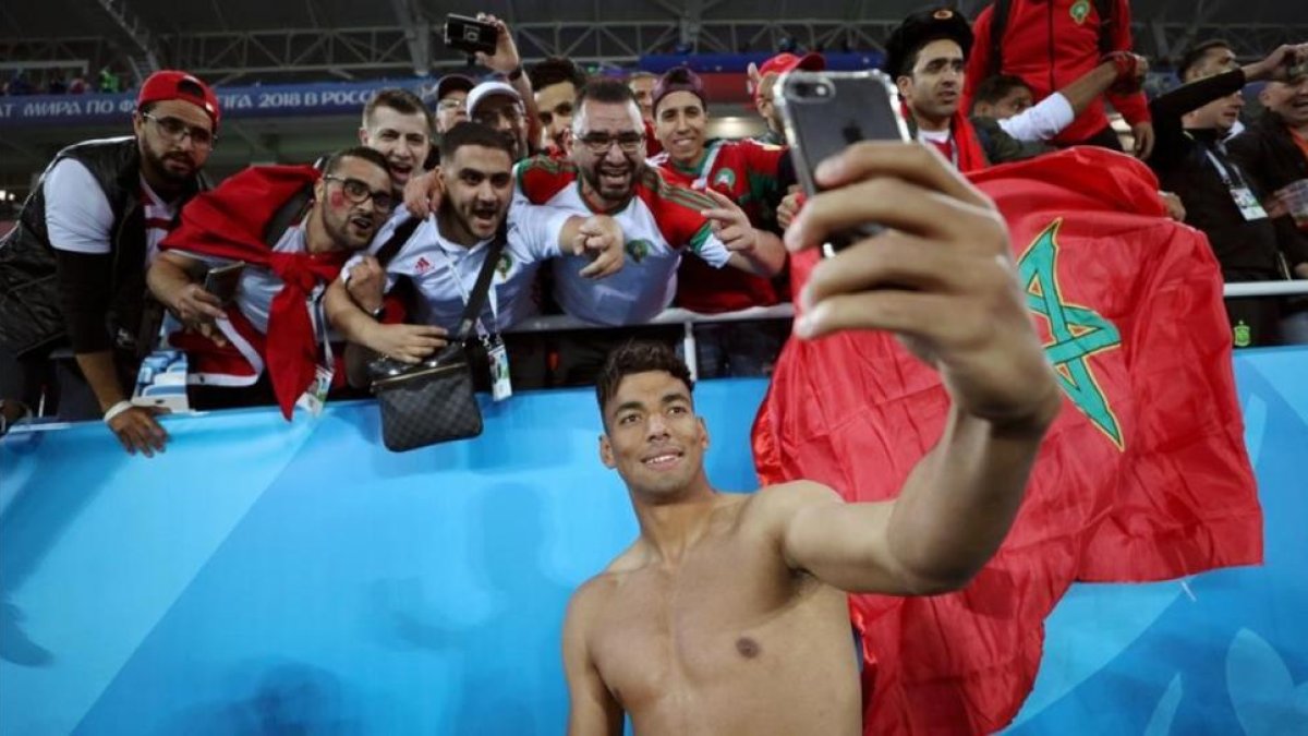 El jugador Tagnaouti posa en un selfi con un grupo de aficionados de la selección marroquí tras el partido con España.-FIFA