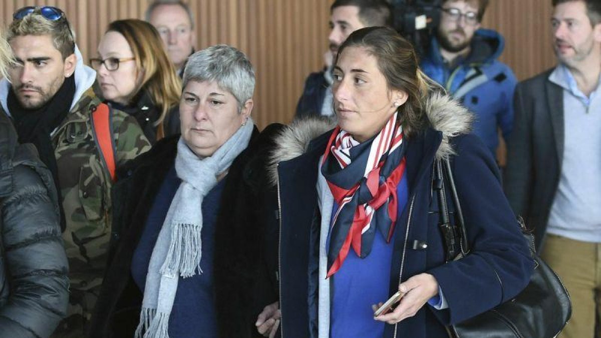 La madre y la hermana de Emiliano Sala, a la llegada al Reino Unido.-PA