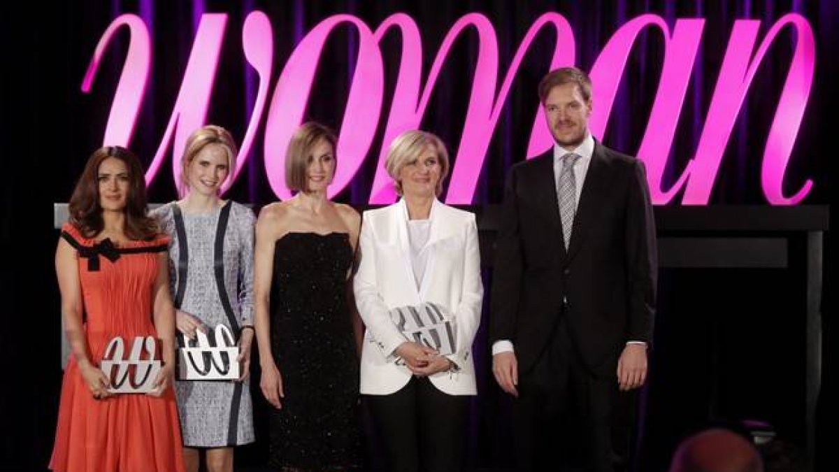 De izquierda a derecha: Salma Hayek, la directora de orquestra Inma Shara, la reina Letizia, la endocrina María Neira y el presidente de Grupo Zeta, Antonio Asensio Mosbah.-Foto: JOSE LUIS ROCA