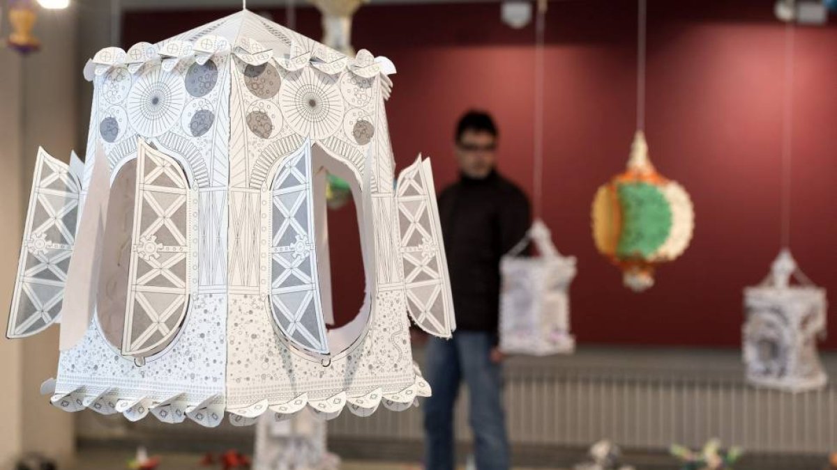 Un hombre observa algunos de los recortables originales diseñados por el artista Rafael Sanz que protagonizan la exposición 'Recortaqué'-Raúl Sanchidrián